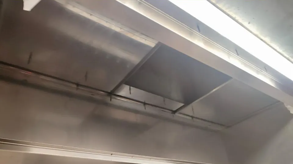Una cappa di cucina professionale vista da sotto, dopo la pulizia