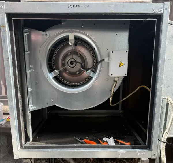 Cassone di aspirazione aperto con il ventilatore